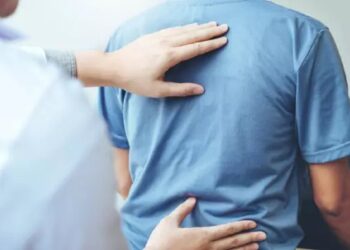 أخصائي: علاج آلام الظهر لا يعتمد فقط على "طق الفقرات".. واستخدامها بشكل خاطئ قد يسبب الشلل