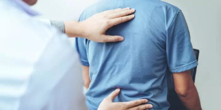 أخصائي: علاج آلام الظهر لا يعتمد فقط على "طق الفقرات".. واستخدامها بشكل خاطئ قد يسبب الشلل