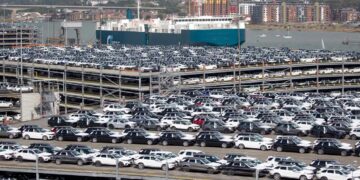إنتاج السيارات في بريطانيا ينخفض بنحو الثلث خلال نوفمبر