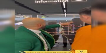 شاهد.. سعودي يرشد أحد الزوار في مترو الرياض باللغة الصينية