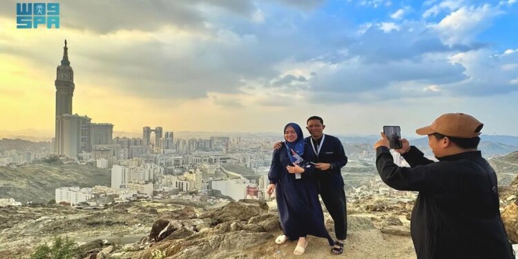 مرتفعات مكة الجبلية واعتدال الأجواء تجذب الزوار والمعتمرين