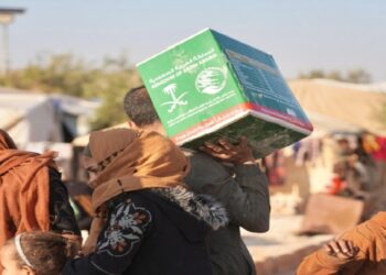 مركز الملك سلمان يوزع 1,494 سلة غذائية وحقائب صحية في إدلب السورية