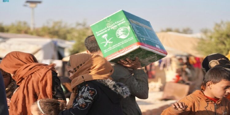 مركز الملك سلمان يوزع 1,494 سلة غذائية وحقائب صحية في إدلب السورية