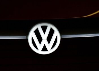 إضراب في “فولكسفاغن”.. 100 ألف موظف يعترضون على خفض الأجور