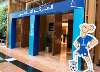 الشيخ مبارك الصباح يزور المركز الإعلامي لبطولة خليجي 26 ويشيد بدور الإعلام