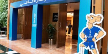 الشيخ مبارك الصباح يزور المركز الإعلامي لبطولة خليجي 26 ويشيد بدور الإعلام