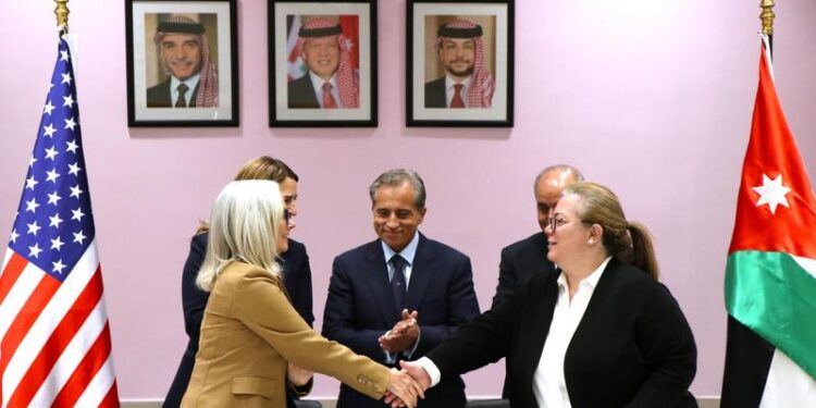 الأردن والولايات المتحدة الأمريكية يوقعان اتفاقية منحة بقيمة 845.1 مليون دولار
