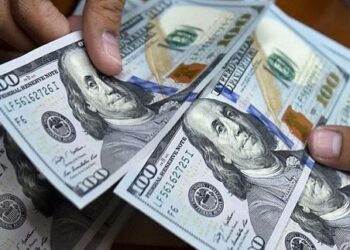 الدولار يقترب من تسجيل أعلى مستوى في عامين