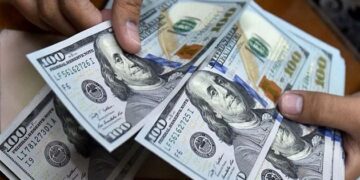 الدولار يقترب من تسجيل أعلى مستوى في عامين