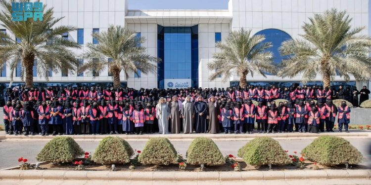 وزير الطاقة يزور مصانع متخصصة في إنتاج مكونات الطاقة بالمدينة الصناعية بالرياض