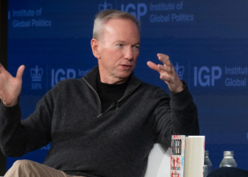 الرئيس التنفيذي السابق لجوجل يحذر من سيطرة الذكاء الاصطناعي في المستقبل