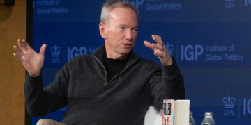 الرئيس التنفيذي السابق لجوجل يحذر من سيطرة الذكاء الاصطناعي في المستقبل