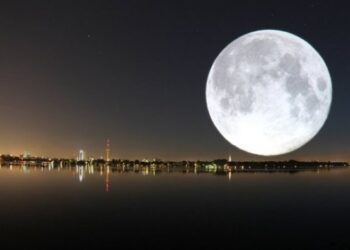 القمر يطل على سكان الكرة الأرضية بظاهرة “التربيع الأخير”