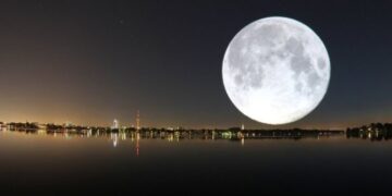 القمر يطل على سكان الكرة الأرضية بظاهرة “التربيع الأخير”