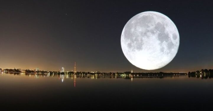 القمر يطل على سكان الكرة الأرضية بظاهرة “التربيع الأخير”