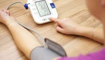استشاري قلب يقدم 5 نصائح مهمة يجب الالتزام بها عند شراء جهاز مراقبة الضغط