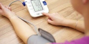 استشاري قلب يقدم 5 نصائح مهمة يجب الالتزام بها عند شراء جهاز مراقبة الضغط