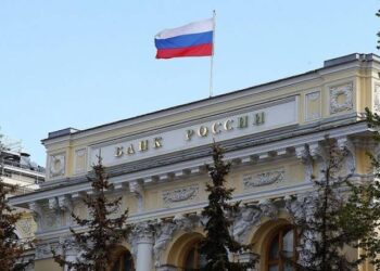 المركزي الروسي يرفع سعر الروبل أمام العملات الرئيسية