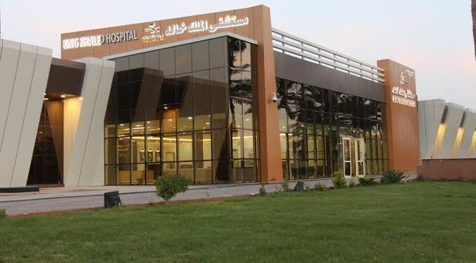 فريق طبي يستخرج جسم غريب من حنجرة طفل بمستشفى خالد بتبوك