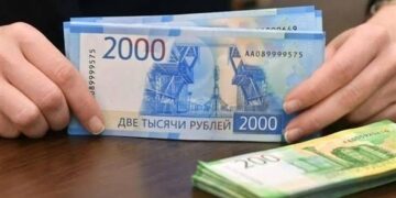 المركزي الروسي يخفض سعر الروبل مقابل العملات الرئيسية