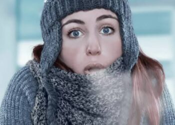 مختص: من يشعرون بالبرد سريعًا لديهم مشكلة.. وهناك 4 أسباب