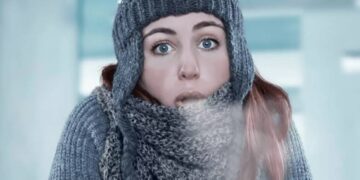 مختص: من يشعرون بالبرد سريعًا لديهم مشكلة.. وهناك 4 أسباب