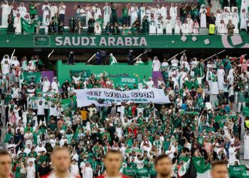 توافد جماهير الأخضر إلى إستاد جابر الأحمد الدولي لدعم المنتخب في خليجي 26