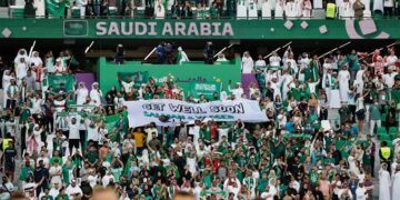 توافد جماهير الأخضر إلى إستاد جابر الأحمد الدولي لدعم المنتخب في خليجي 26