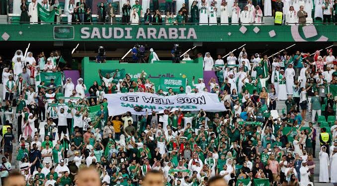 توافد جماهير الأخضر إلى إستاد جابر الأحمد الدولي لدعم المنتخب في خليجي 26
