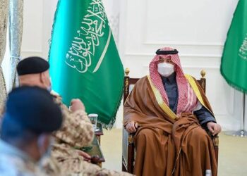 أمير الحدود الشمالية يستقبل رئيس الجهاز العسكري بوزارة الحرس الوطني