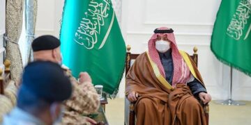 أمير الحدود الشمالية يستقبل رئيس الجهاز العسكري بوزارة الحرس الوطني