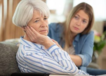 اختصاصية: لابد من تقديم الدعم النفسي للأم حتى تستطيع مواصلة دورها في تربية الأطفال