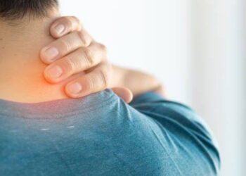 “طق الفقرات العنقية”.. فوائد محتملة وتحذيرات طبية