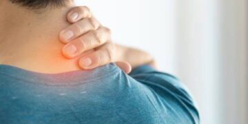 “طق الفقرات العنقية”.. فوائد محتملة وتحذيرات طبية