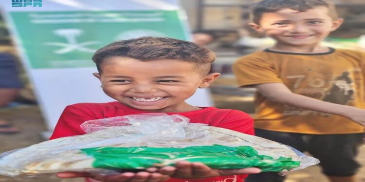 مركز الملك سلمان للإغاثة يوزع 175 ألف ربطة خبز للأسر اللاجئة في شمال لبنان