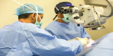المدينة المنورة: عملية جراحية معقدة تعيد البصر لعامل بناء