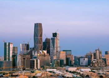 حادث مروري بالرياض يؤدي إلى وفاة وإصابات إثر اصطدام 20 مركبة