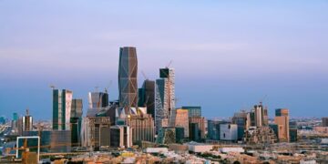 حادث مروري بالرياض يؤدي إلى وفاة وإصابات إثر اصطدام 20 مركبة