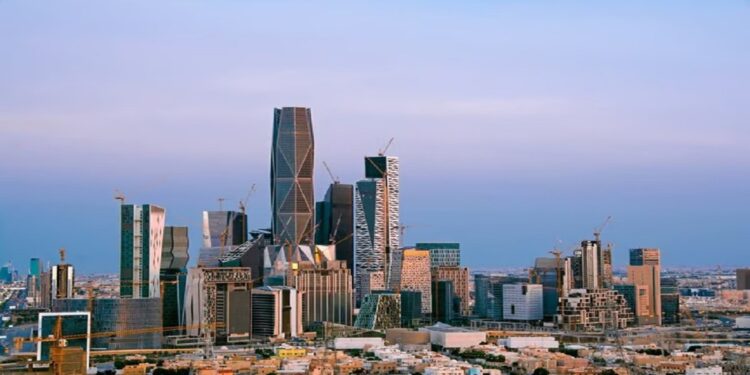 حادث مروري بالرياض يؤدي إلى وفاة وإصابات إثر اصطدام 20 مركبة