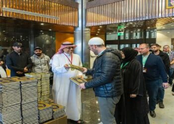 ضيوف برنامج خادم الحرمين للعمرة يزورون مجمع طباعة المصحف