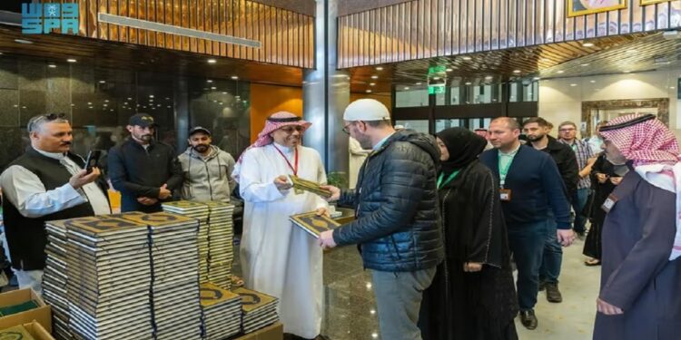 ضيوف برنامج خادم الحرمين للعمرة يزورون مجمع طباعة المصحف