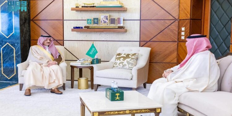 أمير الشرقية يستقبل مدير الإقليم الشرقي للمناطق بشركة "STC"