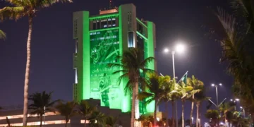شوارع وميادين جدة تتوشح باللون الأخضر احتفالًا بفوز المملكة باستضافة كأس العالم 2034
