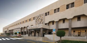 تدخل جراحي ينقذ مريضًا من شلل دائم في مستشفى الملك سعود