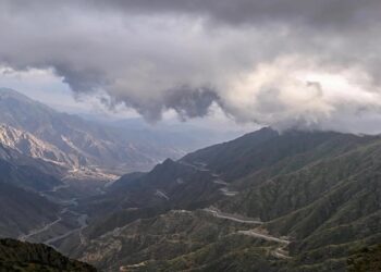 الضباب والغيوم تزيّن قمم جبال السروات في الباحة