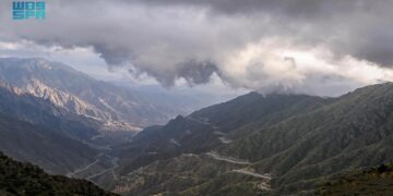 الضباب والغيوم تزيّن قمم جبال السروات في الباحة