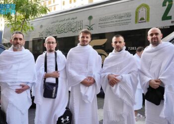 الدفعة الثانية من ضيوف برنامج خادم الحرمين يغادرون إلى مكة لأداء العمرة