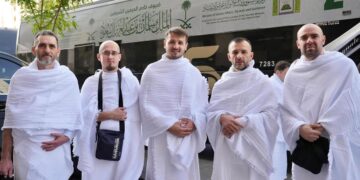 الدفعة الثانية من ضيوف برنامج خادم الحرمين يغادرون إلى مكة لأداء العمرة