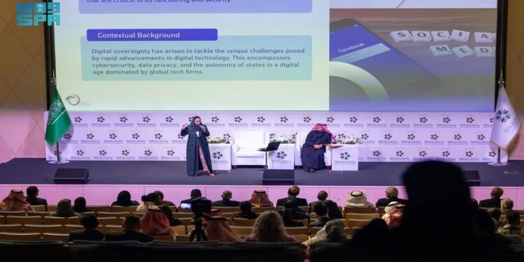 "الأمين العام لمنظمة التعاون الرقمي: المرونة الرقمية والاكتفاء الذاتي مفتاح حماية 'السيادة الرقمية'"