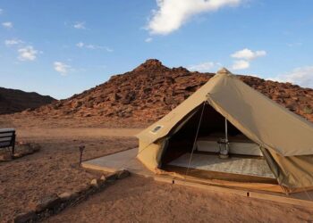 "مخيم الطويل" يستثمر الطاقة المتجددة ويستكشف النقوش التاريخية داخل محمية الملك سلمان